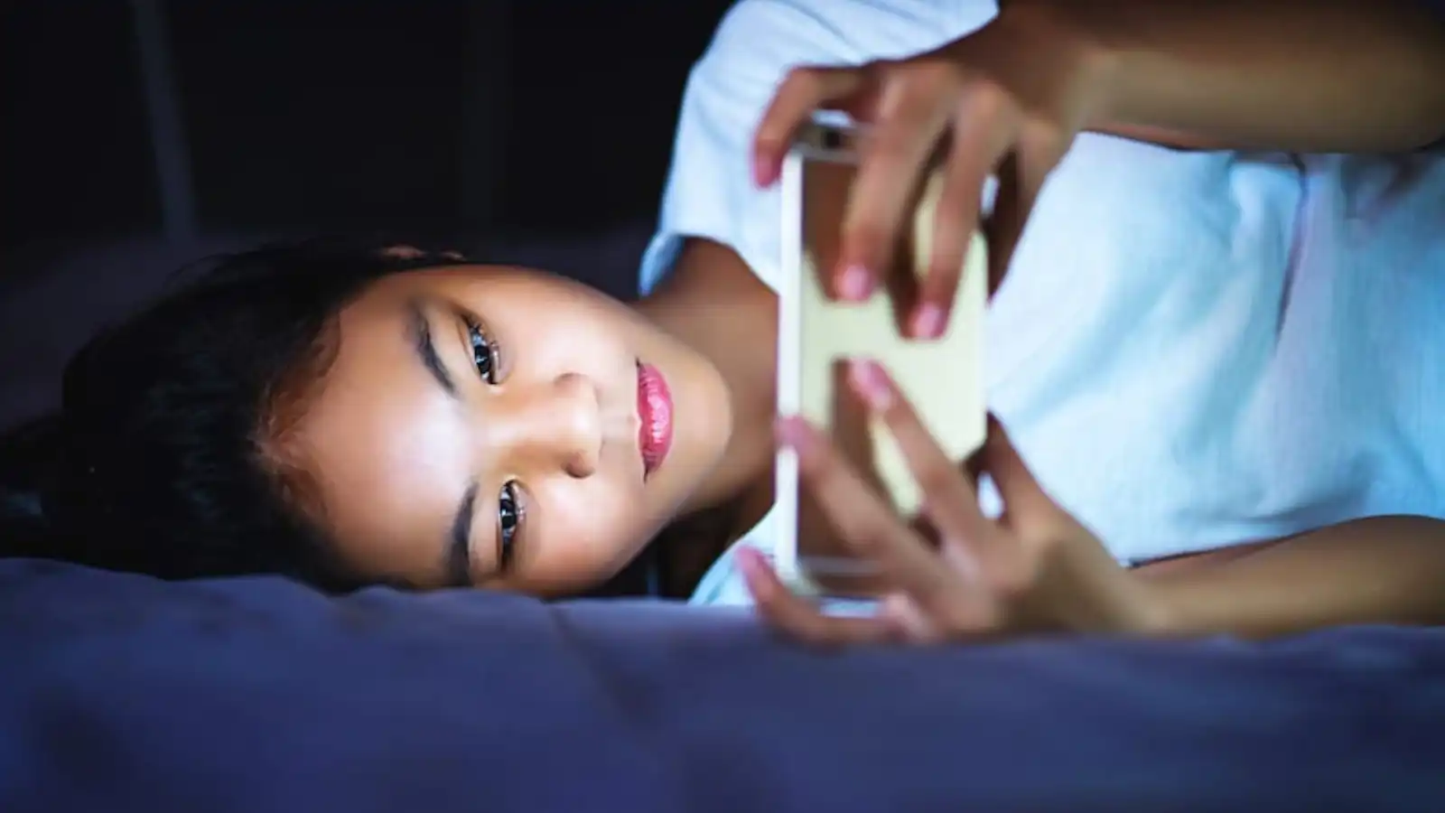 خبراء: تجنب الشاشات قبل النوم يحمي صحتك ويحسن حياتك