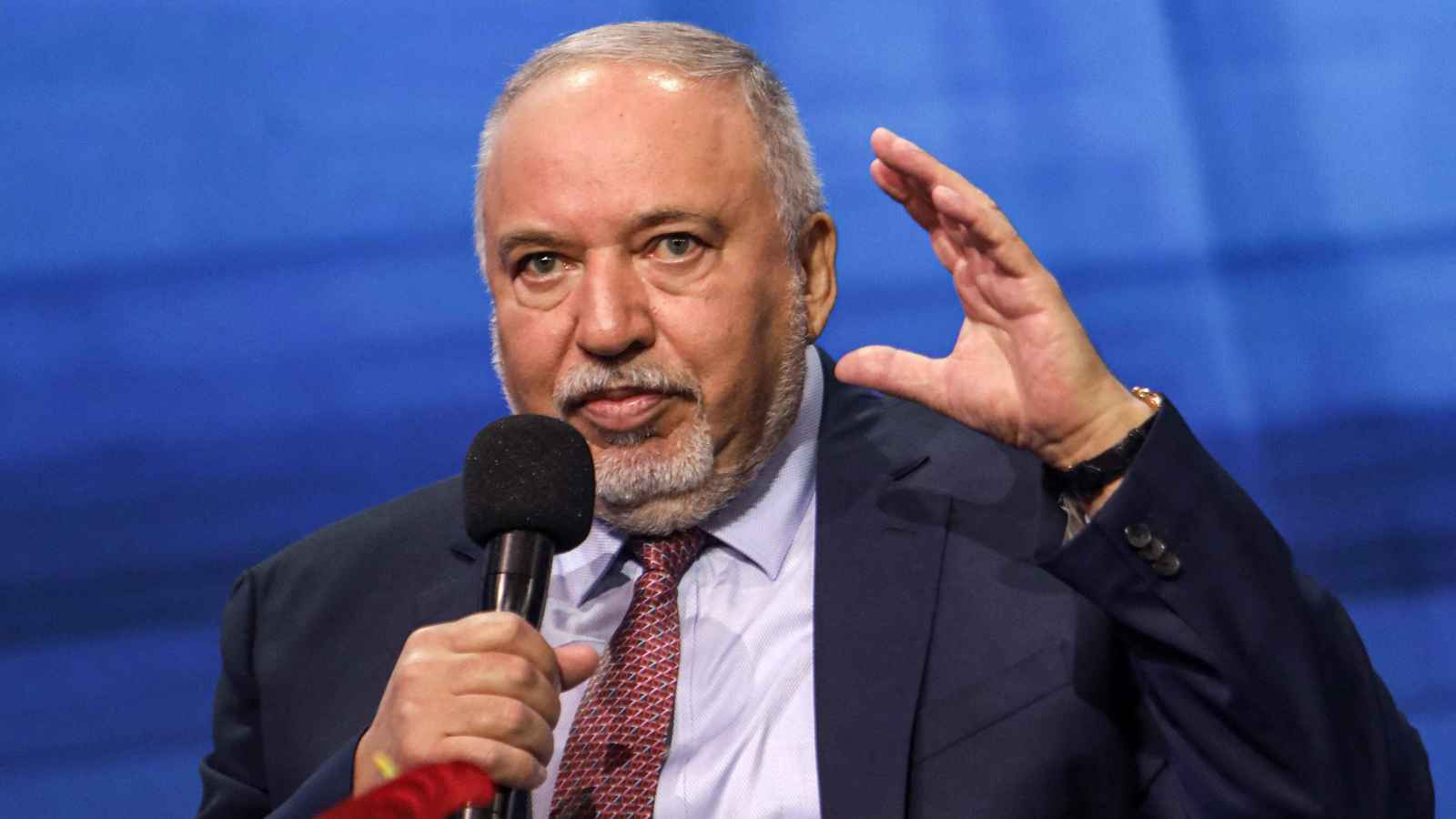 "أكثر تعقيدًا".. ليبرمان يتوقع حربًا جديدة بين إسرائيل وإيران