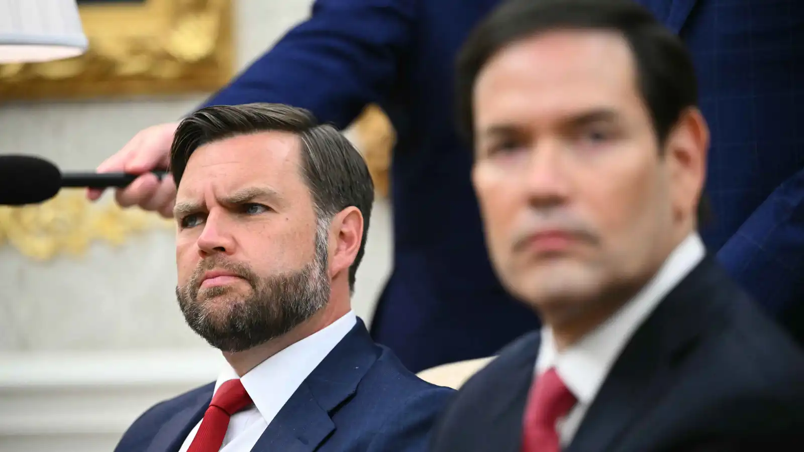 "أغلقوا فمه بالصمغ".. ما سر بقاء دي فانس صامتا خلال لقاء ترامب وزيلينسكي؟