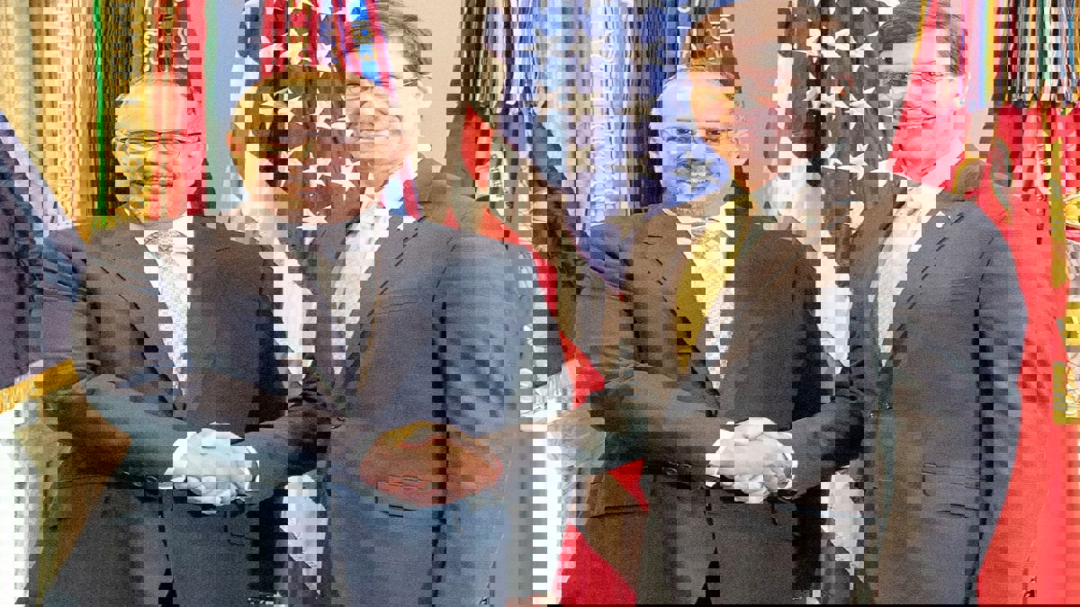 ولي عهد البحرين يبحث استقرار المنطقة مع وزير الدفاع الأمريكي‎