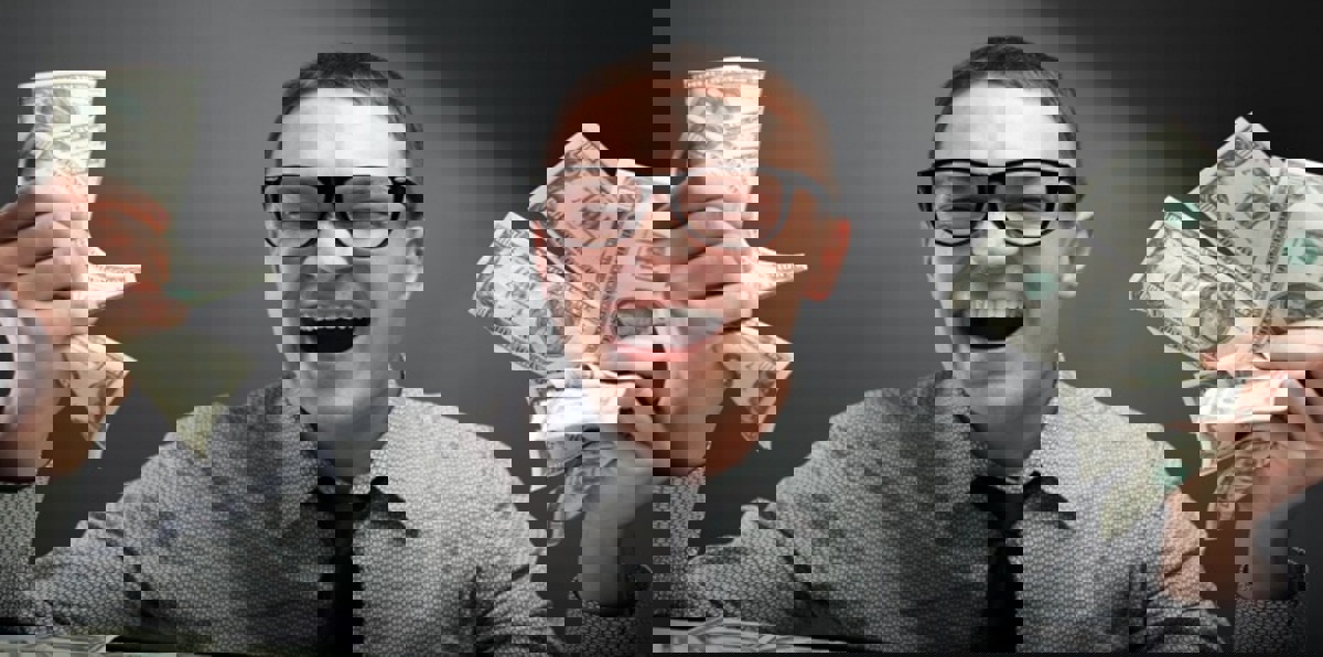 من قال إن السعادة لا تشترى بالمال؟