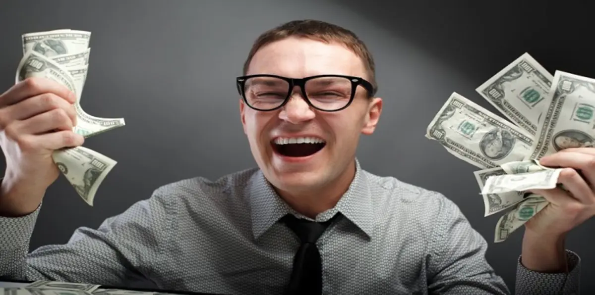 من قال إن السعادة لا تشترى بالمال؟