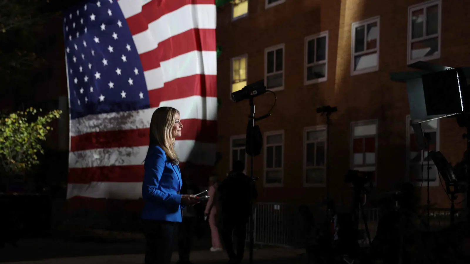 مع اقتراب الحسم.. هاريس تفاجئ مؤيديها بمقر الحزب الديمقراطي