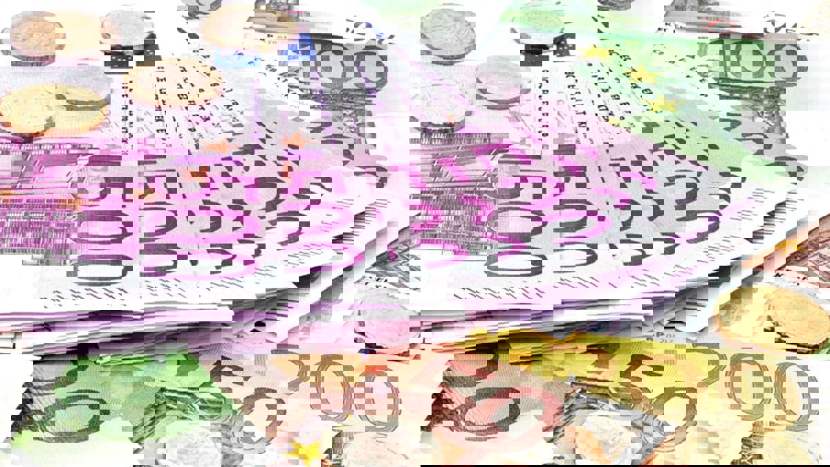 اليورو يقفز بفضل التضخم.. والدولار تحت الضغط 