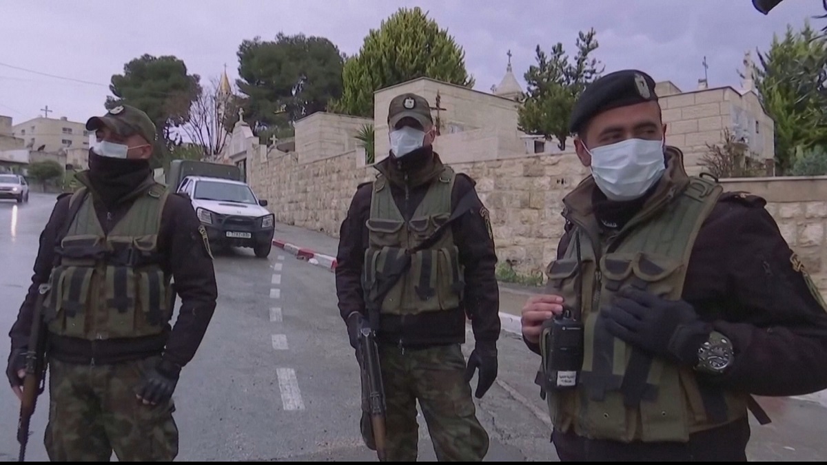 بسبب كورونا.. طالب فلسطيني يناقش مشروع تخرجه على حاجز عسكري (صور)