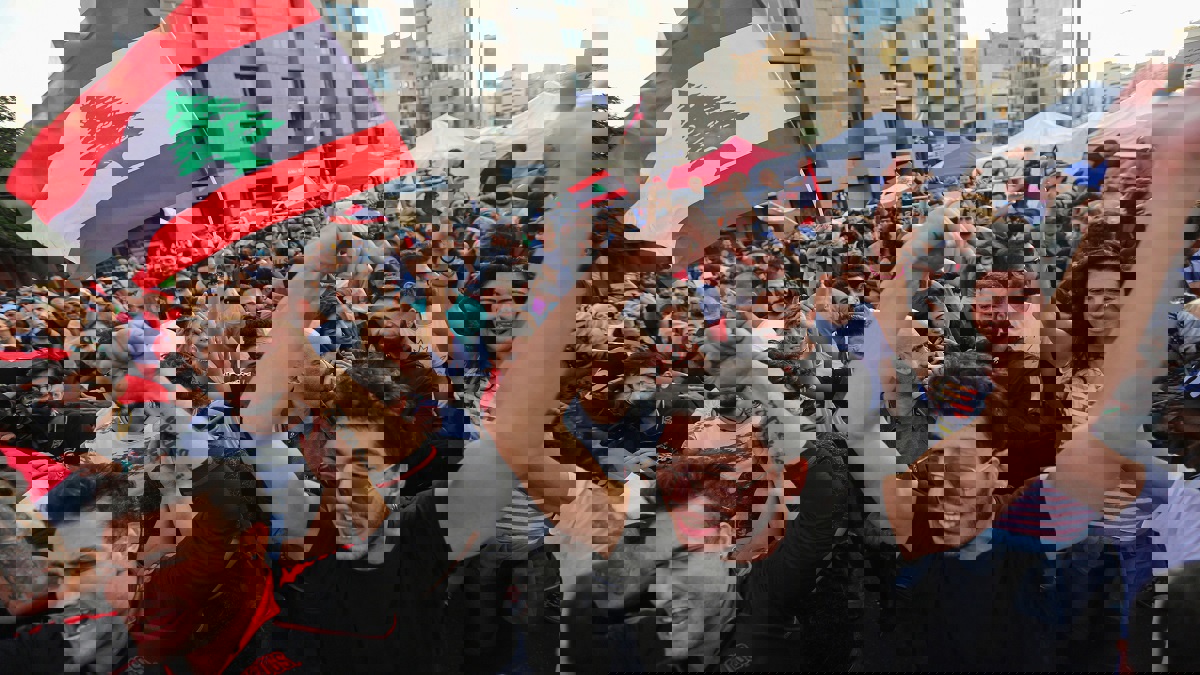 محللون: احتجاجات العراق ولبنان زلزلت نفوذ إيران.. وخامنئي يسعى جاهدًا لإجهاضها