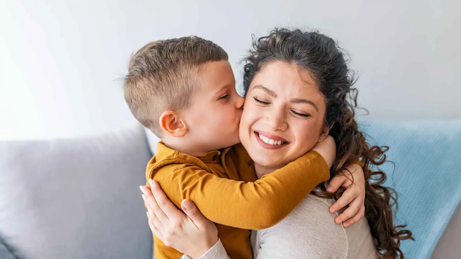 كيف تحبين طفلك بذكاء دون التخلي عن قواعد التربية؟