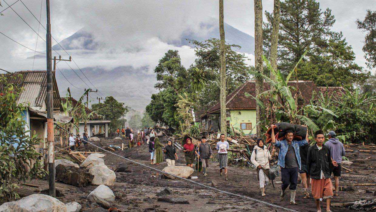 إندونيسيا.. إجلاء 170 متسلقاً بعد ثوران بركان "سيميرو" (فيديو)