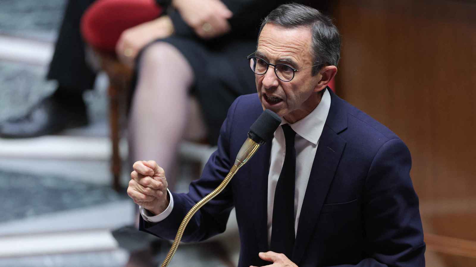 فرنسا.. اتهامات متبادلة بين وزير الداخلية وجمعيات المهاجرين