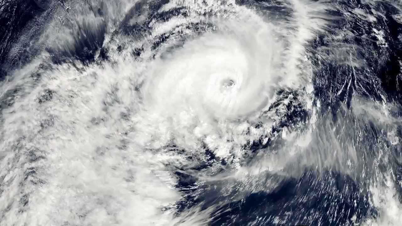 العاصفة المدارية ويبا تضرب سواحل فيتنام