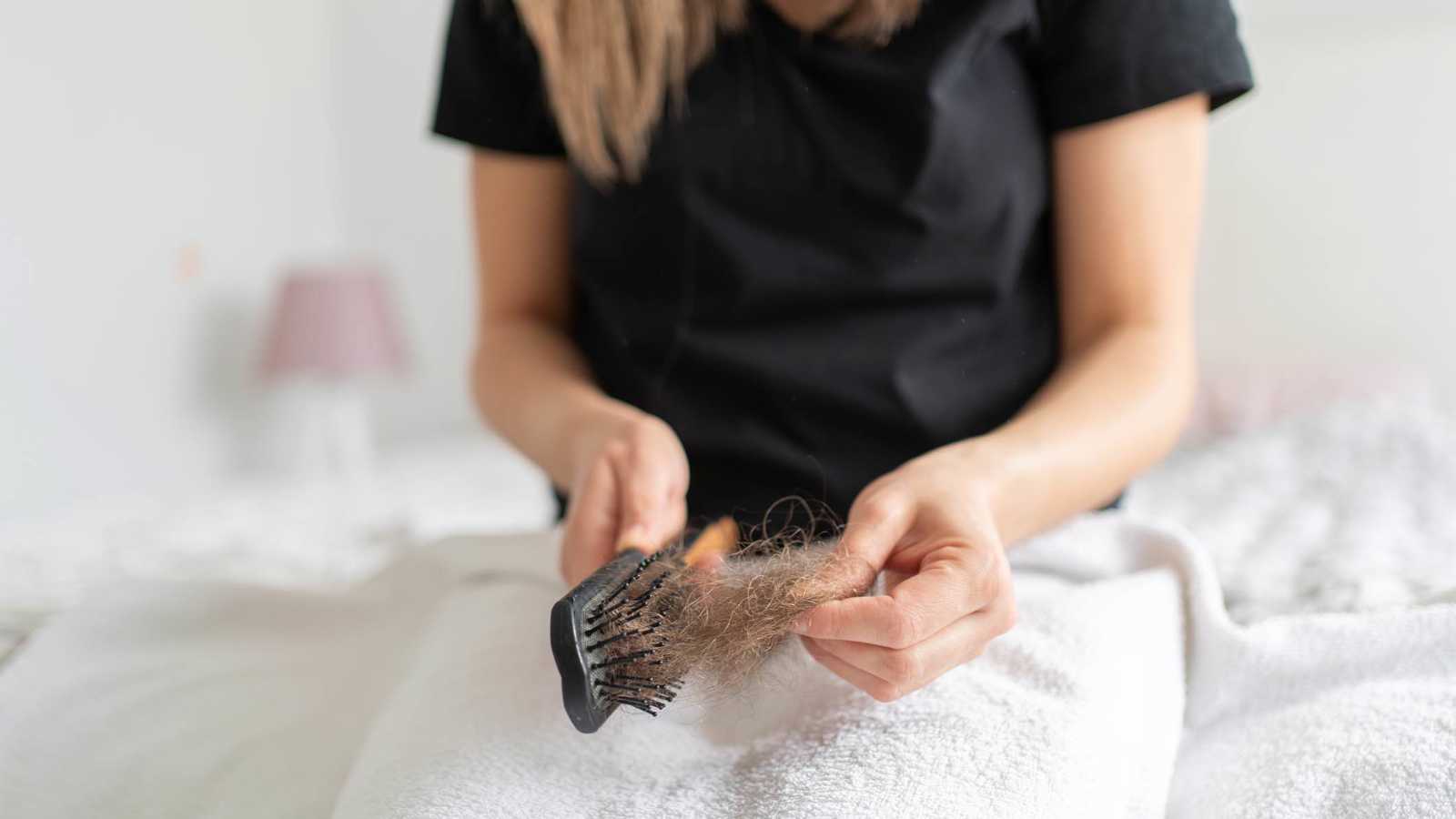 5 أطعمة يومية قد تُسبب تساقط الشعر تدريجيا