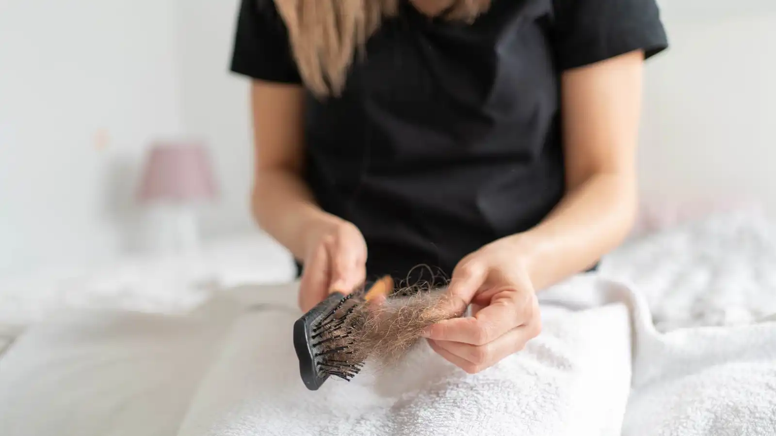 5 أطعمة يومية قد تُسبب تساقط الشعر تدريجيا