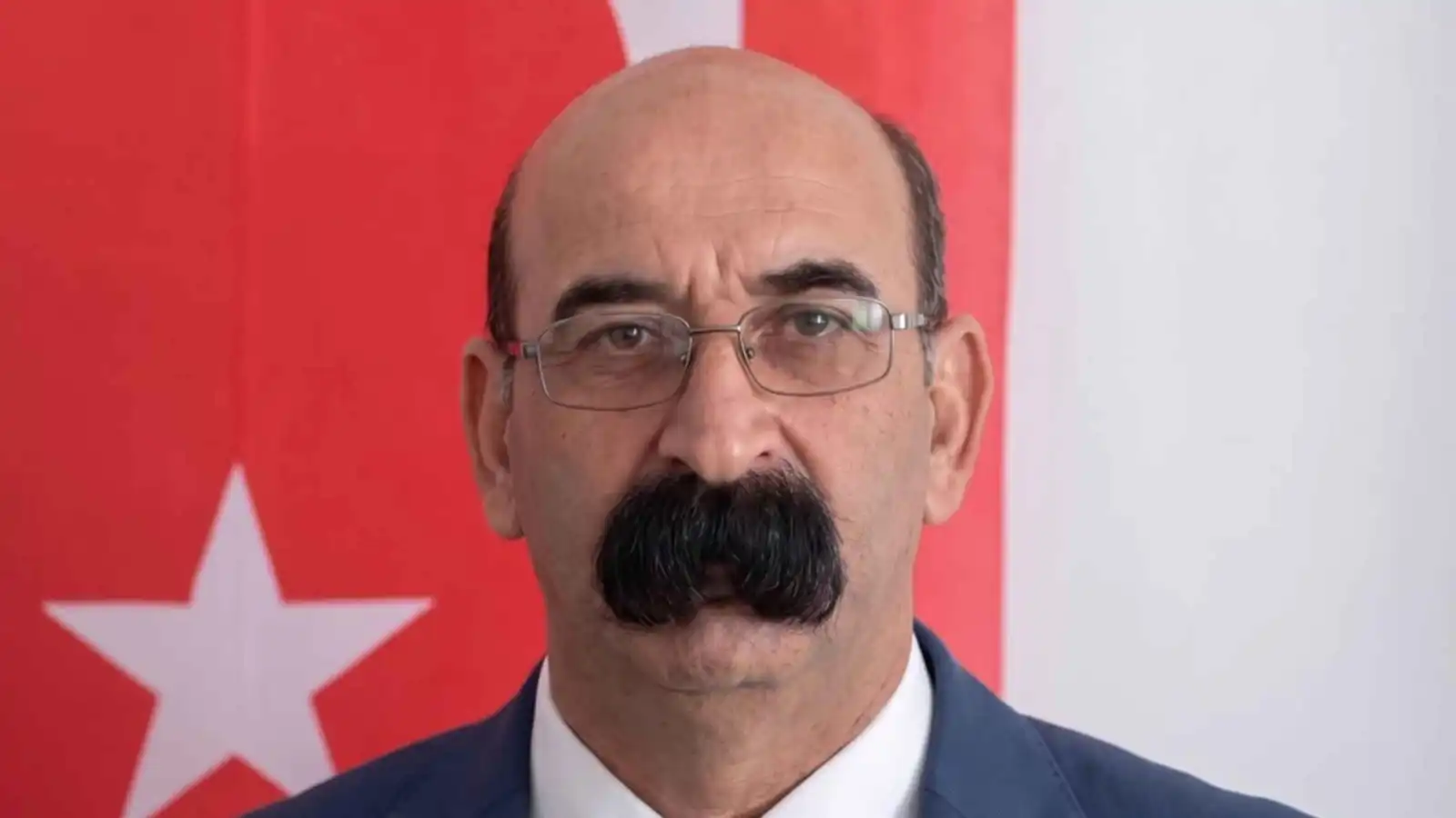 "زعيم الأشرار".. سياسي تركي يثير ضجة عالمية بسبب شاربه