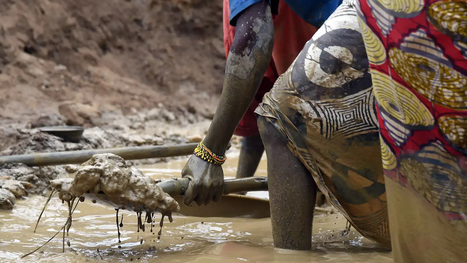 خبراء: الصين تستحوذ على ذهب أفريقيا عبر صفقات متعددة