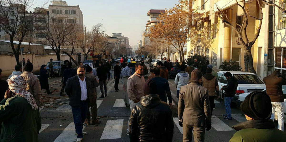 السلطات الإيرانية تقمع اعتصامًا لمناصري زعيم الطائفة الصوفية (صور وفيديو)