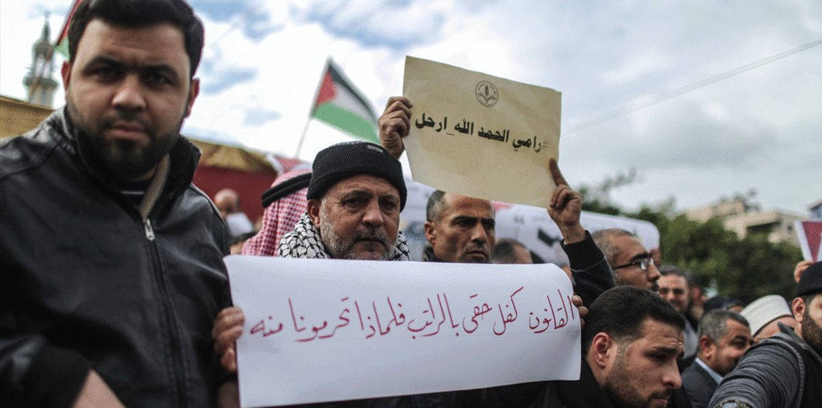 بالصور.. مسيرة بغزة لموظفي حماس تطالب بدمجهم في الجهاز الحكومي