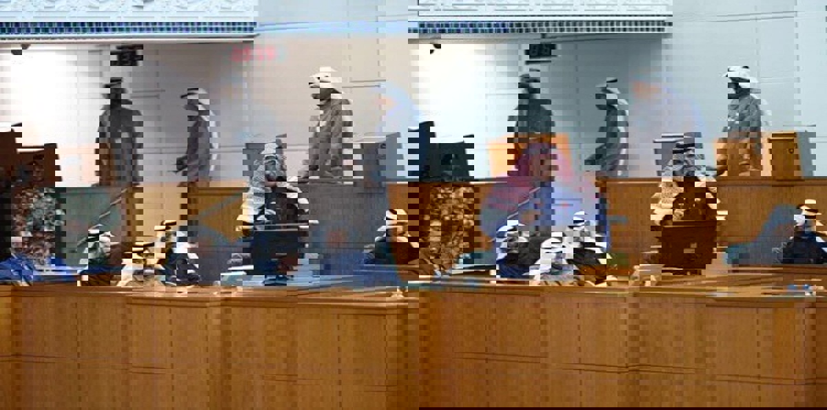 بدر المطوع يثير الجدل في مجلس الأمة الكويتي (صور)