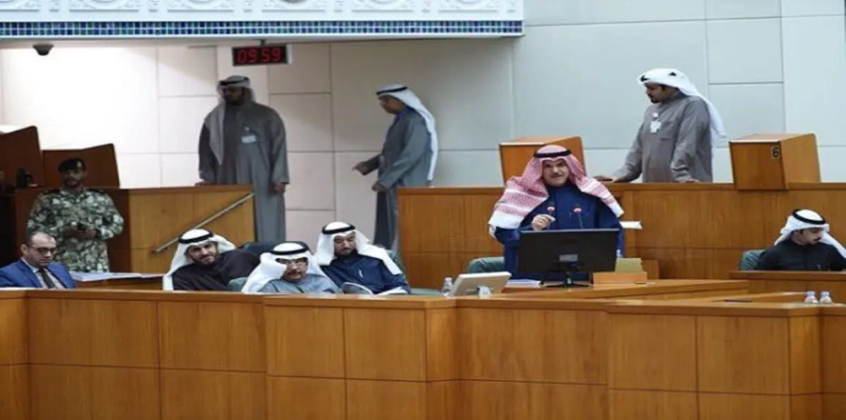 بدر المطوع يثير الجدل في مجلس الأمة الكويتي (صور)