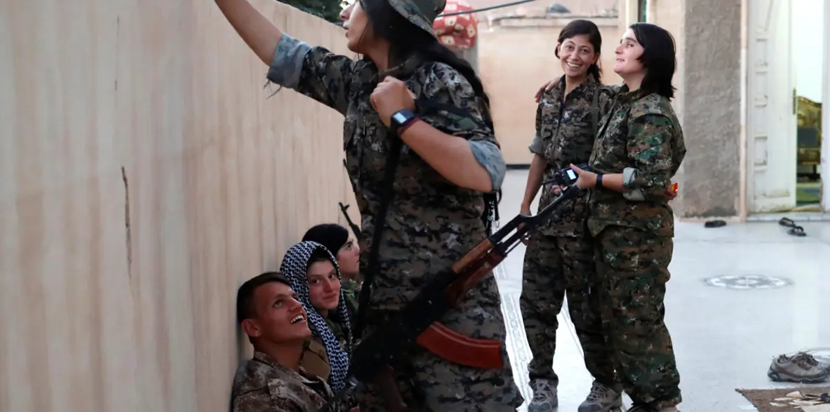 قوات "سوريا الديمقراطية" تطوق الرقة بعد غلق آخر طريق للمدينة‎