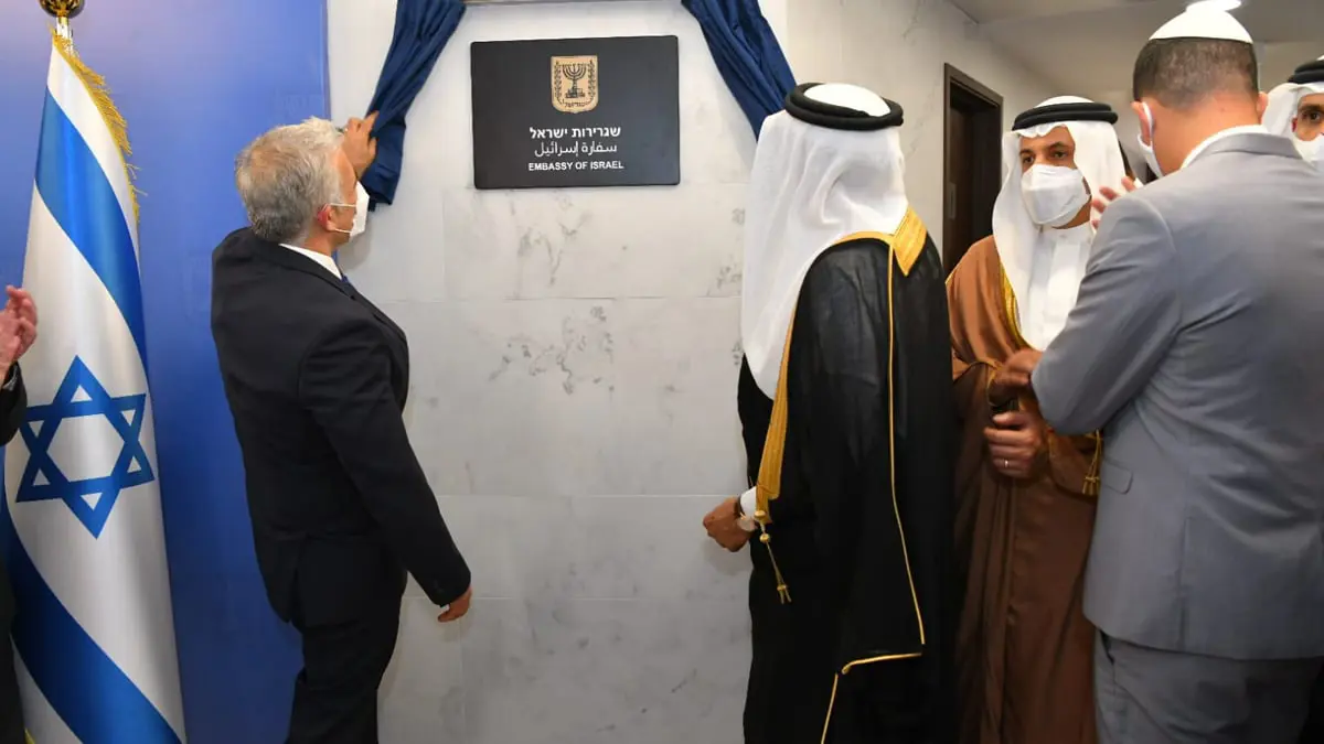 لابيد يفتتح مقر السفارة الإسرائيلية في البحرين