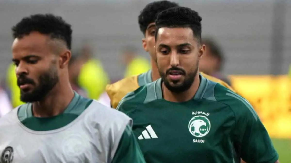 لاعبو المنتخب السعودي يكسرون صيامهم قبل مواجهة البحرين (فيديو)