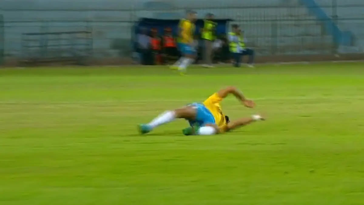 سقوط باهر المحمدي لاعب الإسماعيلي بشكل مفزع خلال مباراة المحلة ونقله إلى المستشفى (فيديو)