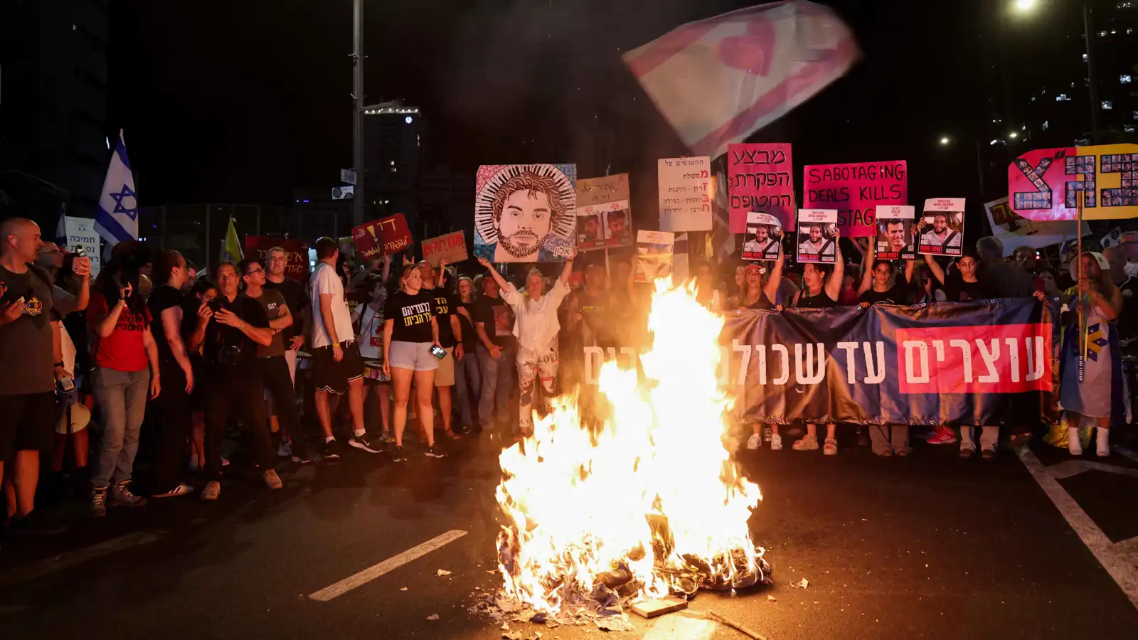 الوضع "خطير جداً".. تحذيرات إسرائيلية من تدهور حالة رهينتين في غزة