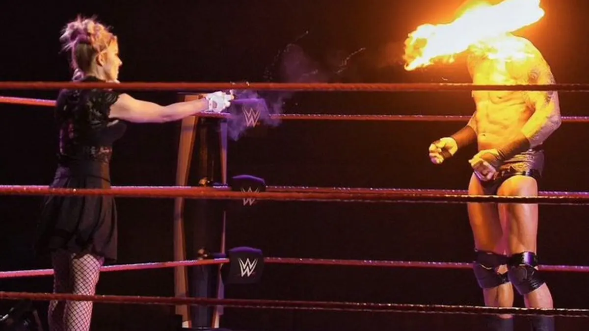 WWE.. أليكسا بليس تطلق شعلة نار على راندي أورتن (فيديو)