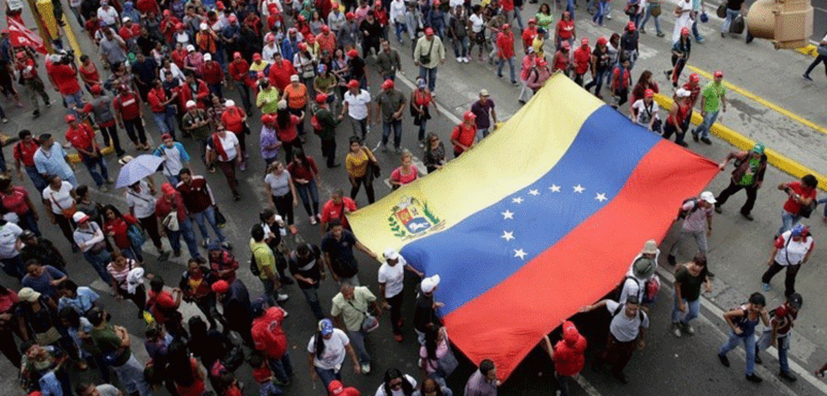 المعارضة الفنزويلية تتعهد بمواصلة الاحتجاجات رغم مقتل شابين