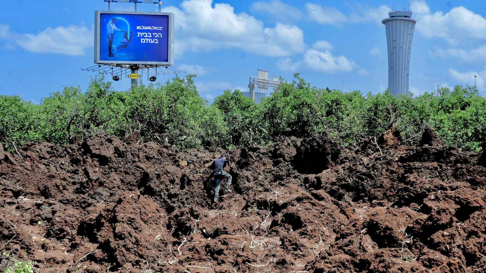 بصاروخين باليستيين.. الحوثيون يتبنون استهداف مطار بن غوريون