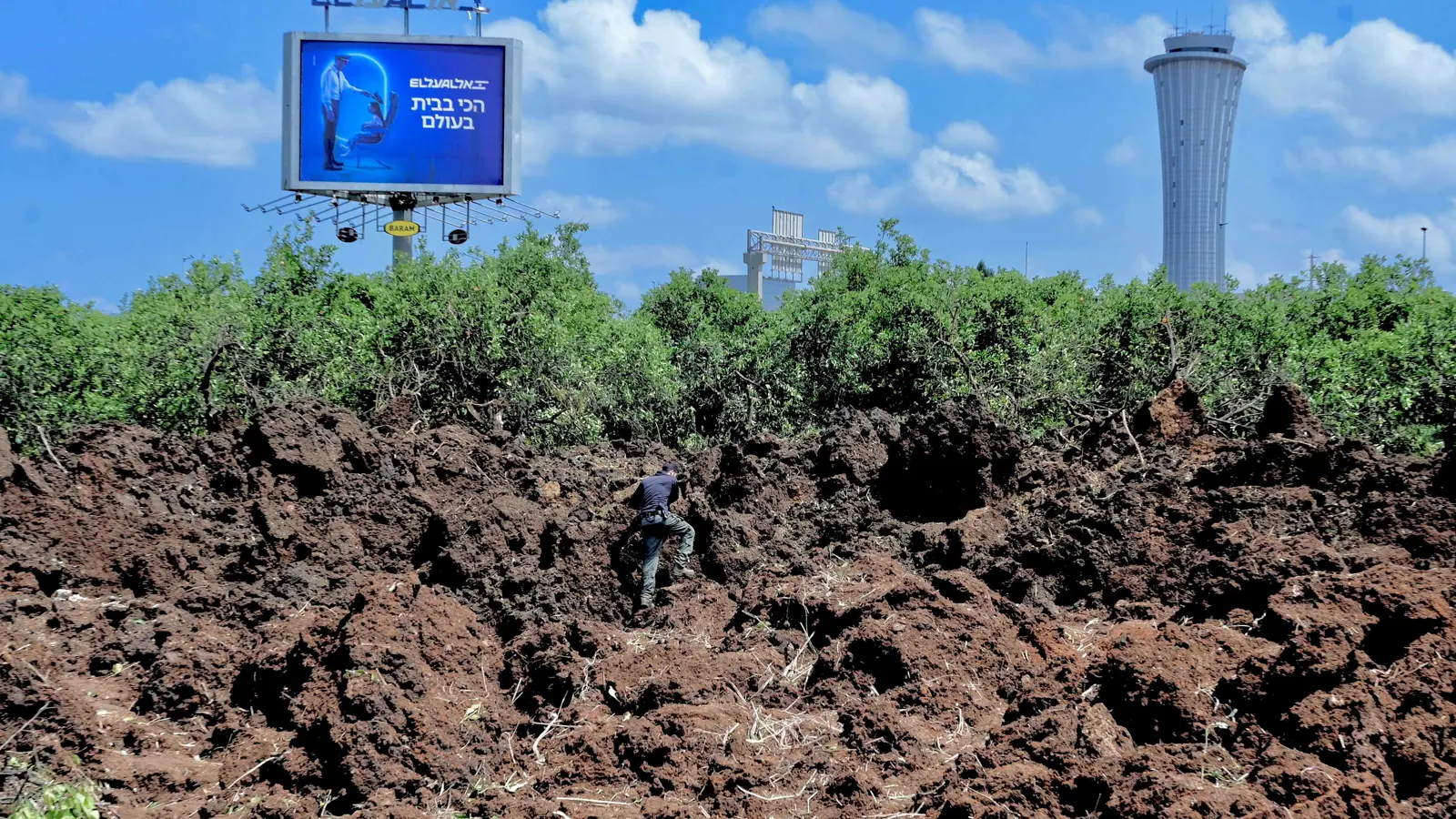 بصاروخين باليستيين.. الحوثيون يتبنون استهداف مطار بن غوريون