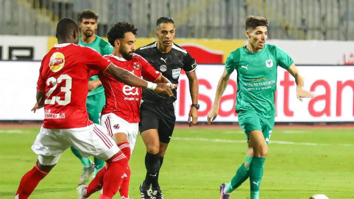 ليست ضربة جزاء.. خبير تحكيمي يفجر مفاجأة حول مباراة الأهلي والمصري