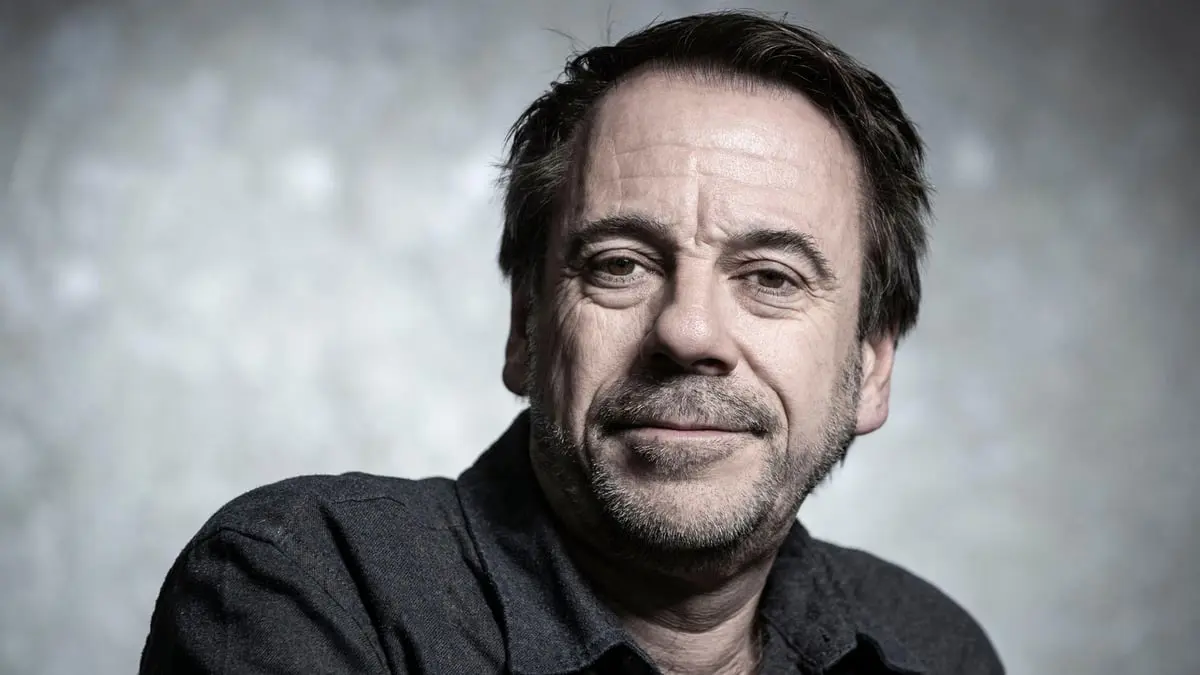 الكاتب الفرنسي ميشيل بوسي يروي "حياة ثلاثية في كل أسبوع" 