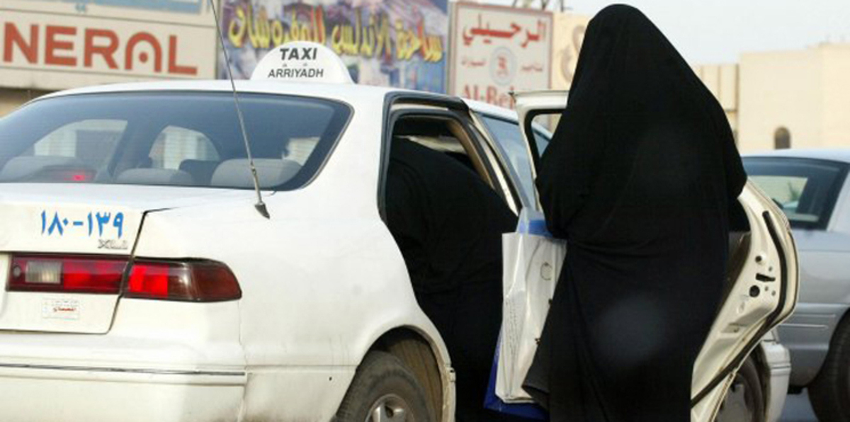 مقطع فيديو يوثق لحظات مروعة لسعودي يجر سيدة مسنة بالسيارة بعد سرقتها