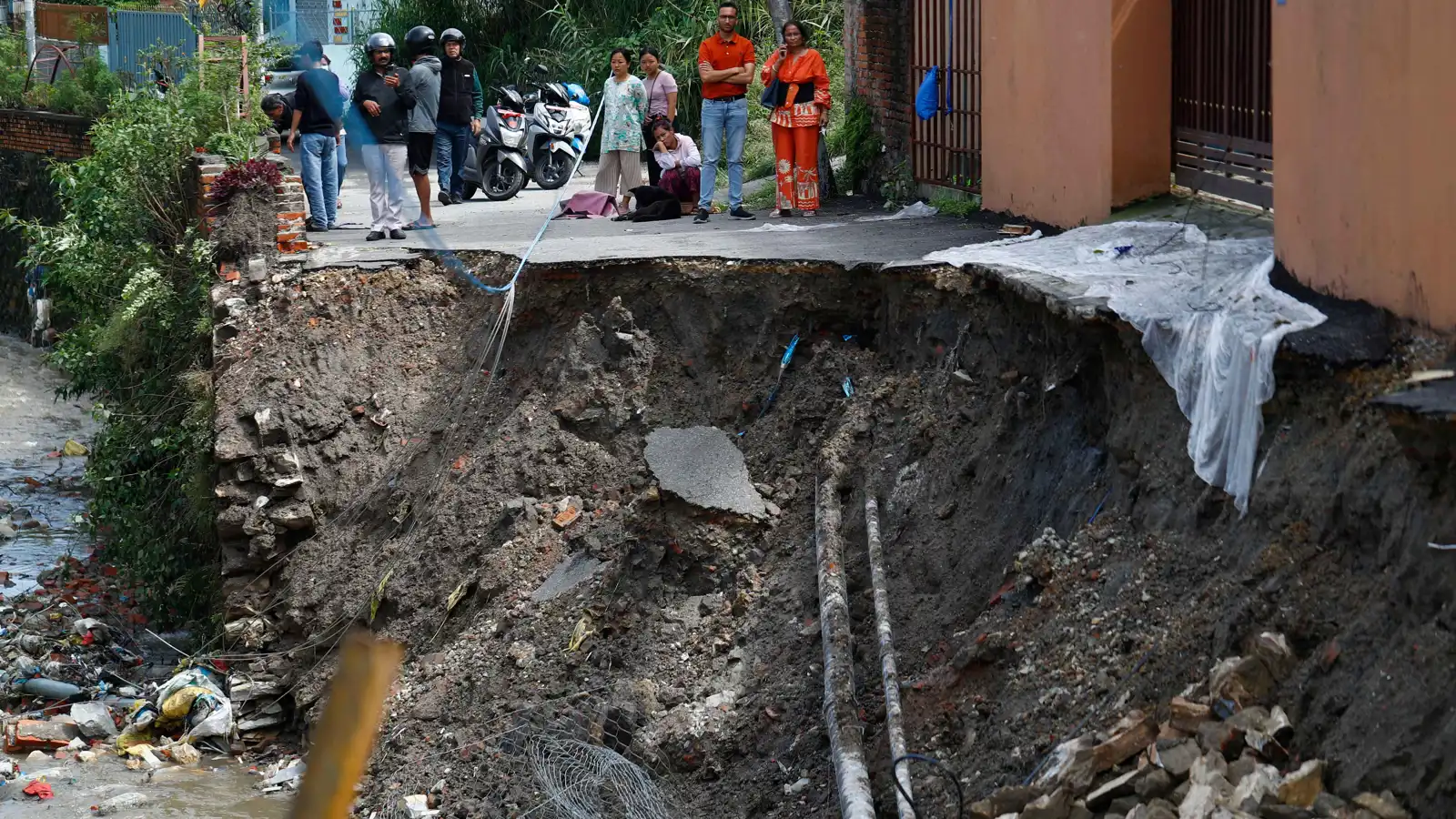 نيبال.. انهيارات أرضية وفيضانات توقع عشرات القتلى (فيديو)
