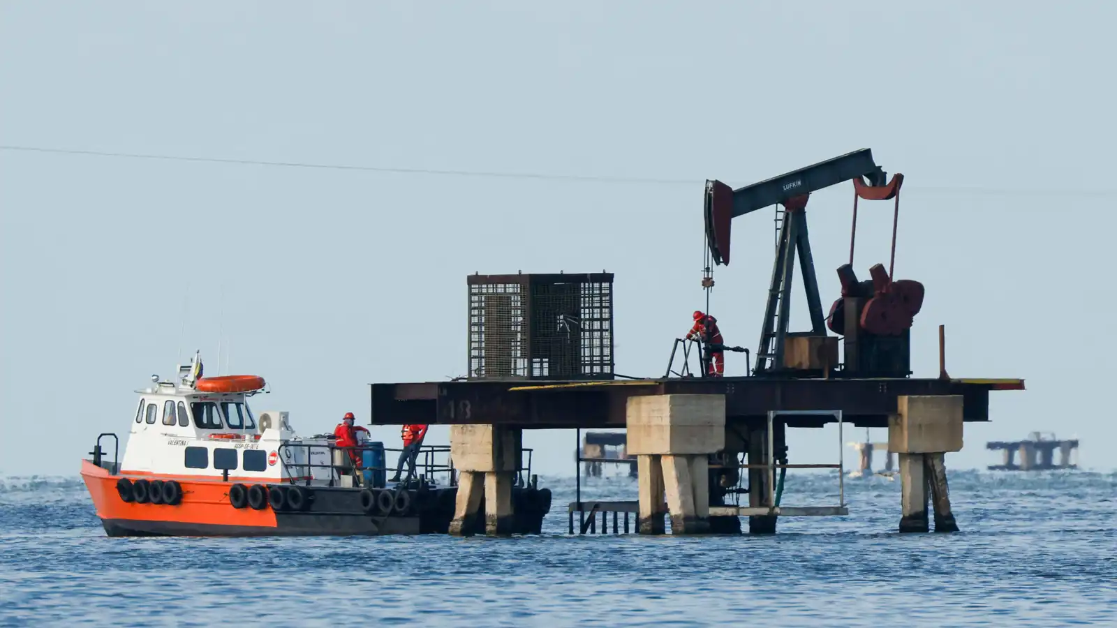 بموافقة واشنطن.. فنزويلا تبدأ شحن النفط الخام إلى إسبانيا