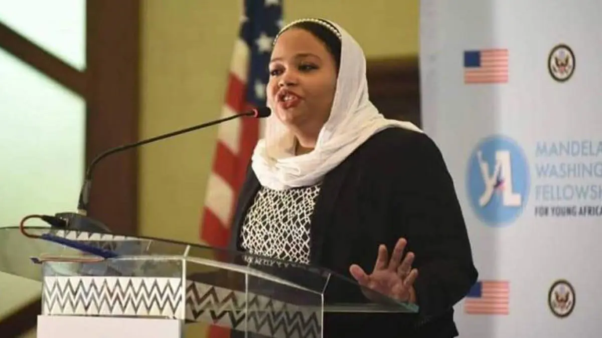 ولاء البوشي.. "فتاة أوباما" التي أصبحت وزيرة للشباب في السودان