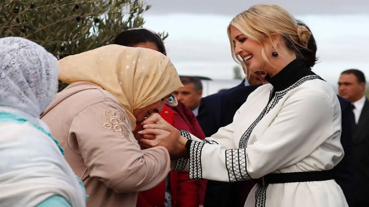 لماذا قبّلت المغربية عائشة بورقيب يد إيفانكا ترامب؟ (فيديو)