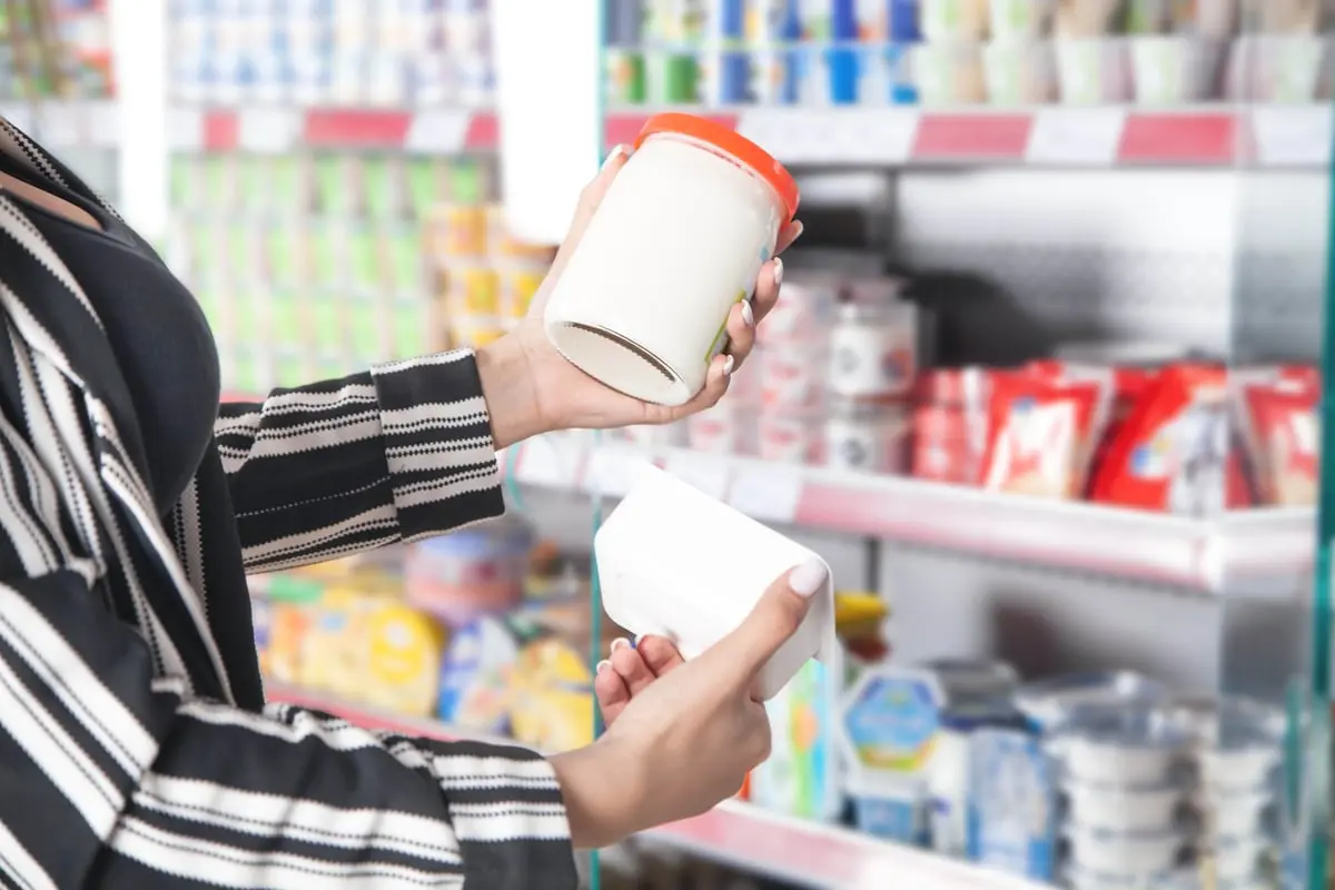 السعودية.. الكشف عن سبب تباين كميات الألبان في عبوات الفئة ذاتها