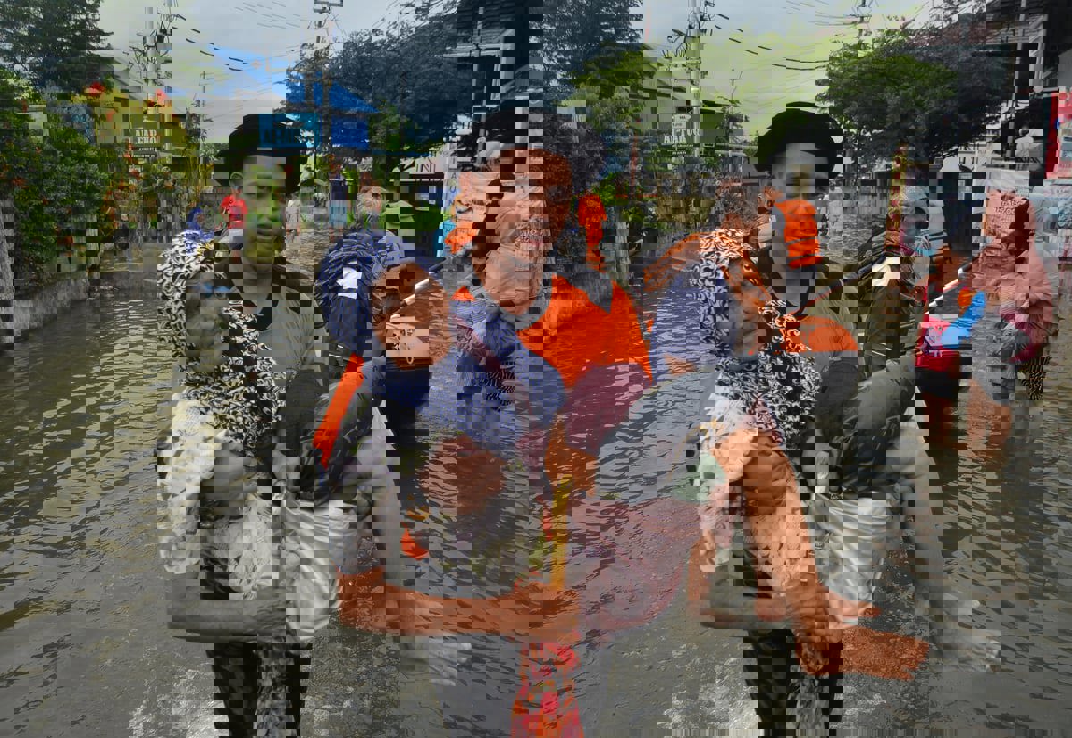 قتلى ومفقودون إثر فيضانات "سومطرة" الإندونيسية (صور)