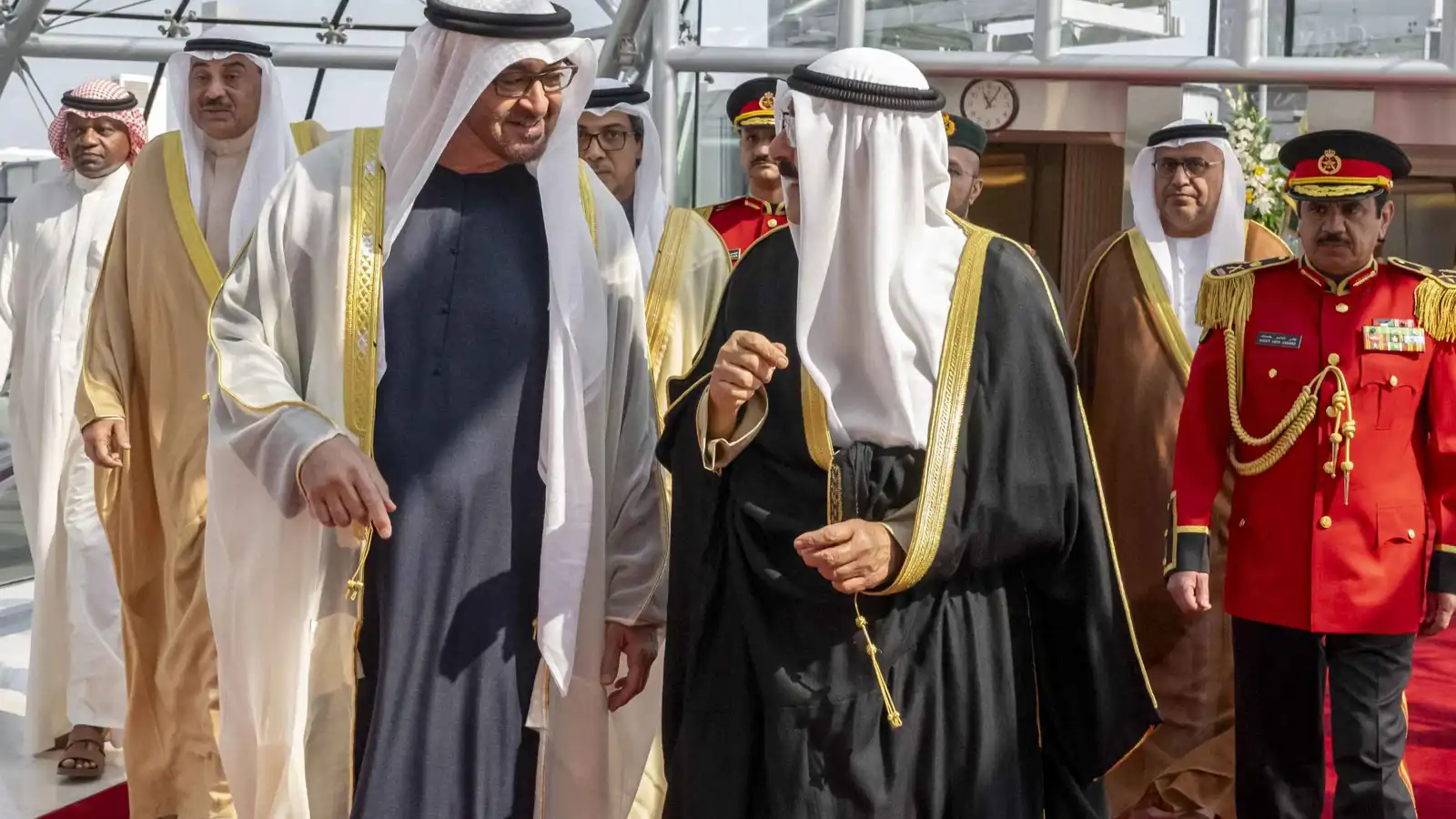 محمد بن زايد يصل الكويت في زيارة أخوية.. وأميرها في مقدمة مستقبليه