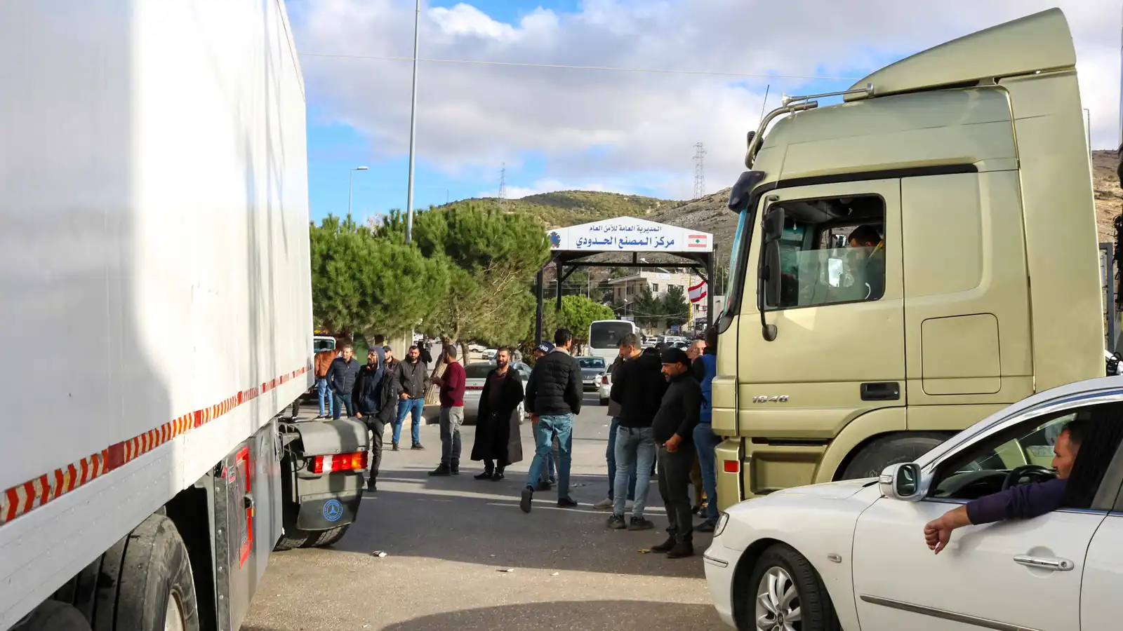 شاحنات لبنانية على معبر حدودي