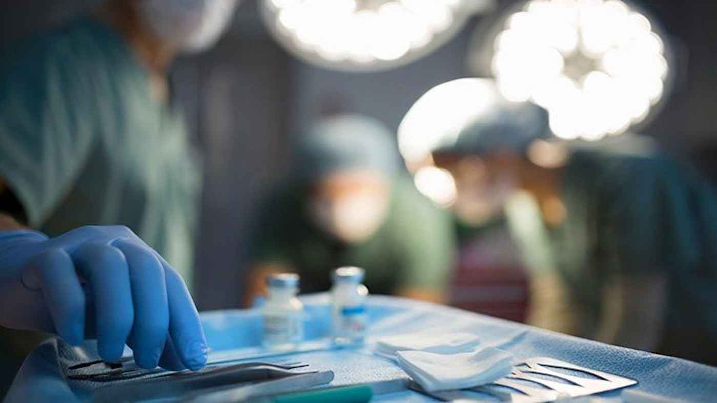 طبيب يصاب بالسرطان بعد جراحة لمريض به.. هل كانت عدوى؟