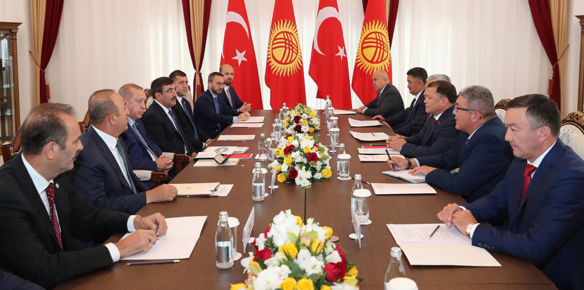 بلال أردوغان مع والده على طاولة لقاء رسمي .. والمعارضة تسأل بأي صفة؟‎