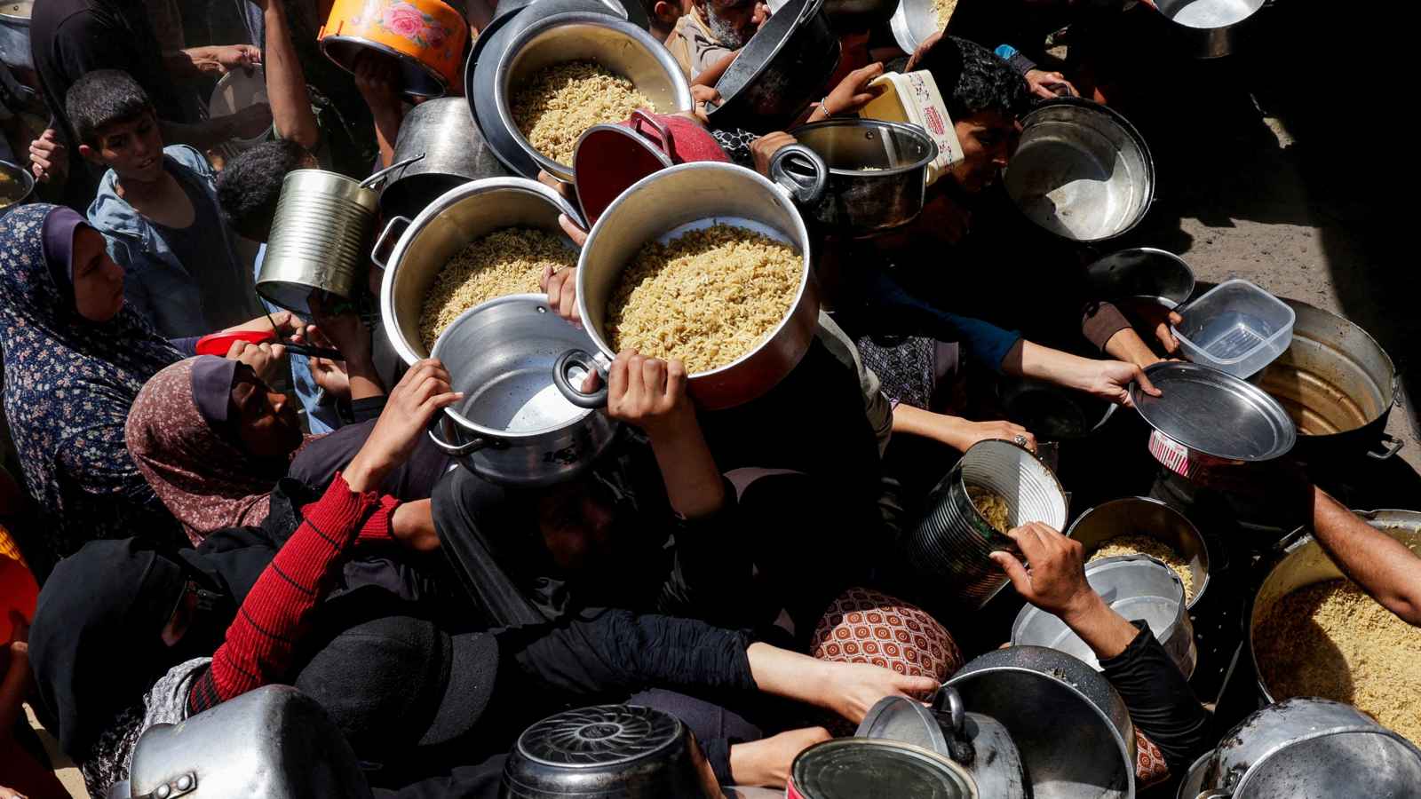 "الغارديان": غزة تشهد موجة نهب وسرقة للحصول على طعام