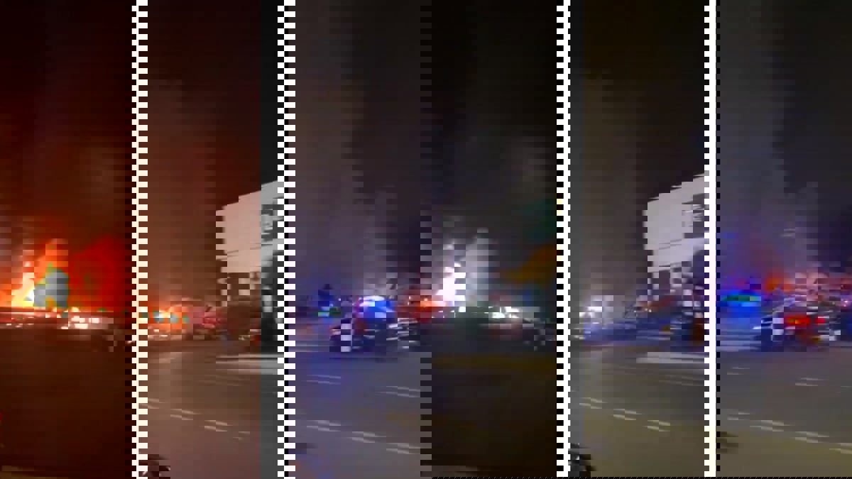 السيطرة على حريق اندلع في جدة (فيديو)