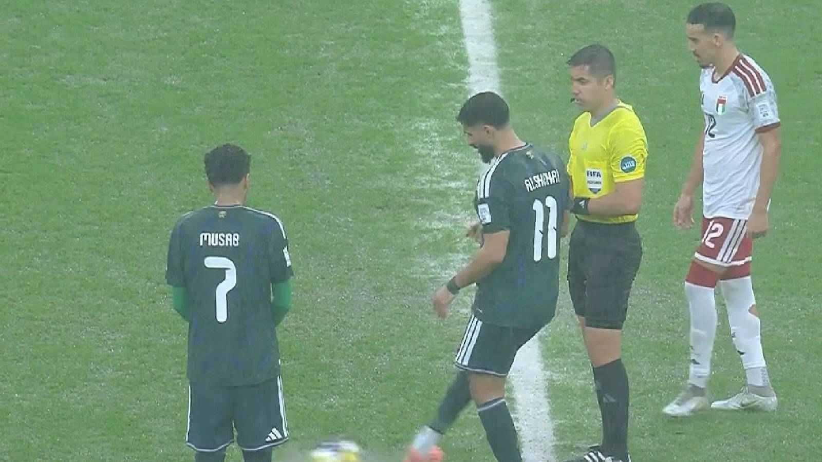 خبير تحكيمي يحسم الجدل حول نقل لقاء السعودية والإمارات بسبب الأمطار