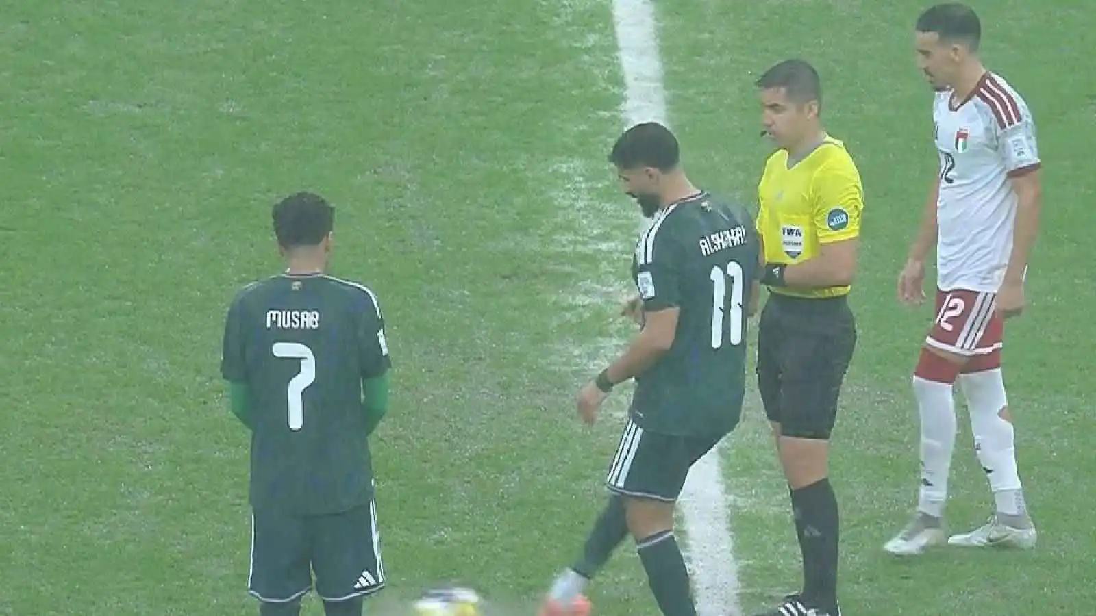 خبير تحكيمي يحسم الجدل حول نقل لقاء السعودية والإمارات بسبب الأمطار