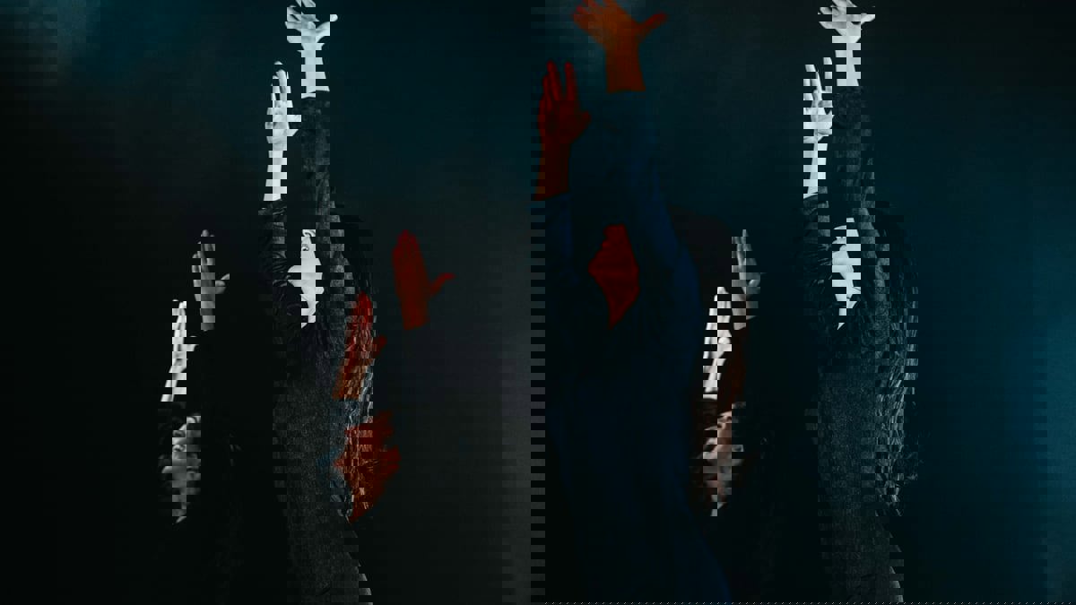 مسرحية "المجنون".. غوص في زوايا الذات بين الكوميديا السوداء ورومانسية جبران