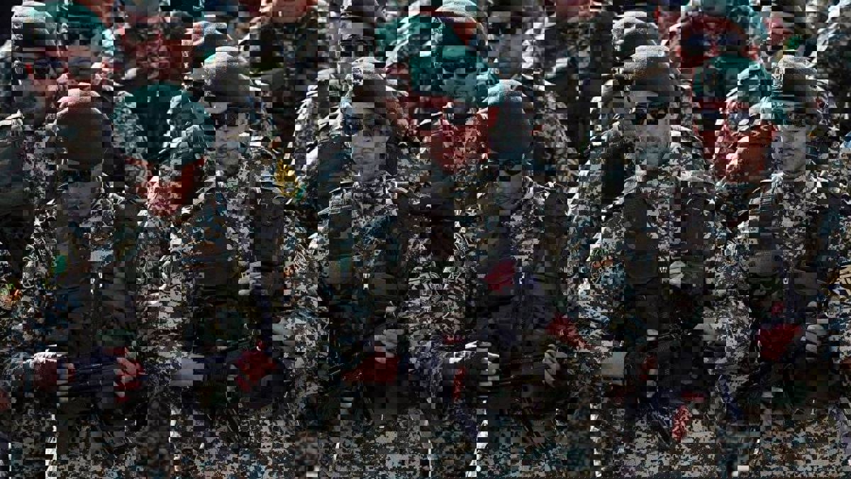 إيران تُشيع 4 من ضباط "القبعات الخضراء" بعد مقتلهم في سوريا (صور)